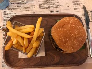 Burger quinoa y berenjena  at Gloria Bendita in Malaga