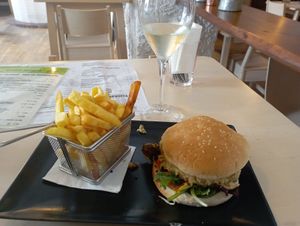 Hamburguesa de quinoa at Gloria Bendita in Malaga