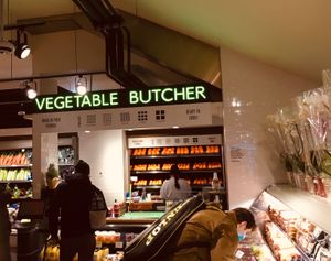 You bring your veggies to the "vegetable butcher" who cuts/ chops/etc. them for you.  at Whole Foods Market in New York City