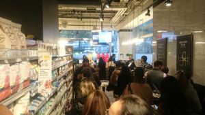 Long cue at Whole Foods Market in New York City