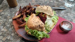 Green burger vegan avec sa galette et son faux-mage maison at Greenville Boutique in Limoges