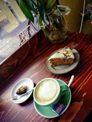 Matcha latte, incredible snickers cake, and carrot cake at Bonnie in Arnhem