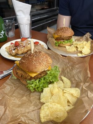 Bonnie burger en waffels  at Bonnie in Arnhem