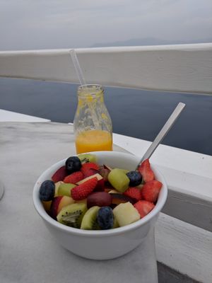 Fruit bowl and freshly squeezed orange juice at Galini Cafe in Santorini