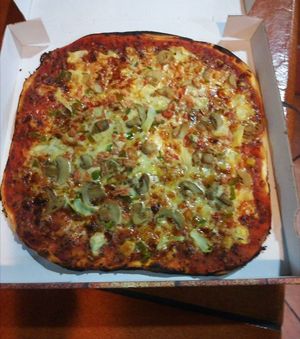 Pizza vegana para llevar at Restaurante Pizzería Roma S.L. in Cartagena