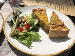 Quiche met salade at Sync-Ok in Deventer