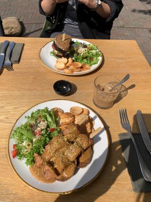 Heerlijke lunch! Jackfruit saté en BLT (bananen bacon) sandwich at Sync-Ok in Deventer