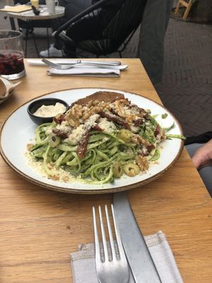 Courgette noodles salad at Sync-Ok in Deventer