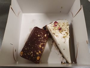 Matcha cake and caramel shortbread at Sync-Ok in Deventer