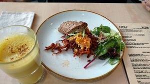 BBQ pulled paddo sandwich met golden latte at Sync-Ok in Deventer