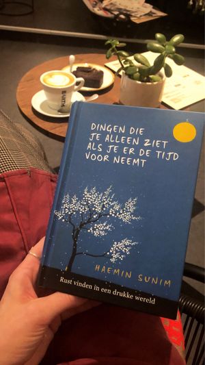 Lekker lezen met een boek uit de boekenkast. Koffie met havermelk en een brownie!!  at Sync-Ok in Deventer