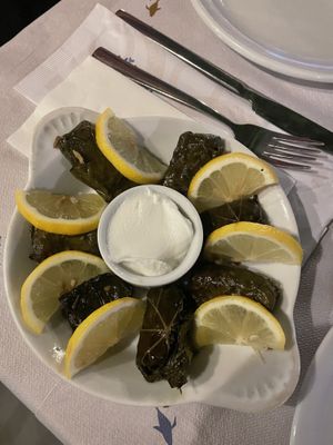 Foglie di vite ripiene (salsa yogurt no vegana)  at Isalos in Zakynthos