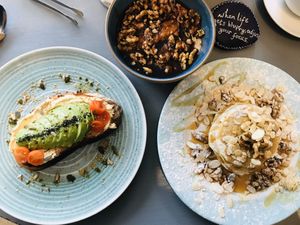 Avocado & Hummus Toast, Fluffy Pancakes & Banana Porridge 🌱😋 at The Greenhouse in Horsforth