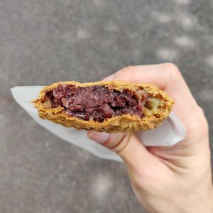 Sweet red bean filling and crispy crust at Hakata Hiiragi Taiyaki in Fukuoka