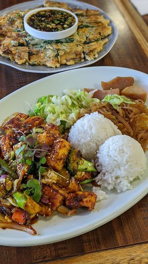 Tofu stir fry with three sides (cabbage, noodles, and potatoes) at Yong's Kal-Bi in Waimea