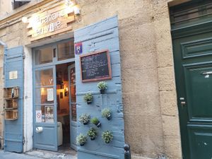 Entry at La Cabane en Ville in Aix-en-provence