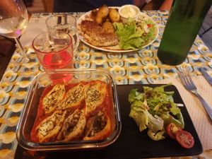 Main dishes (seitan with potatoes and pasta with ricotta) at La Cabane en Ville in Aix-en-provence