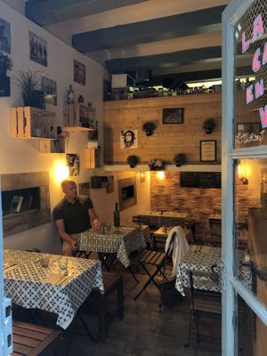 Tiny but oh so cozy interior 🤗 at La Cabane en Ville in Aix-en-provence