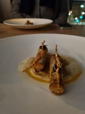 Schwarzwurzeln vom Holzkohlegrill at Seven Swans in Frankfurt