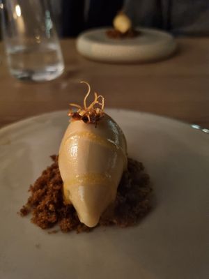 Topinambur Eis mit WalnussBiskuit at Seven Swans in Frankfurt