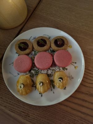 Madeleines, Macarons, Linzer Keks at Seven Swans in Frankfurt