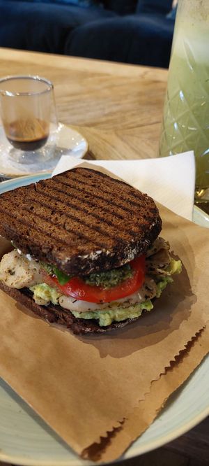 White Pine Club with vegan Chi*kn at White Pine in London