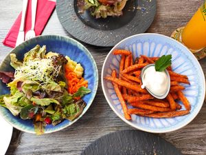 Süsskartoffelpommes mit Veganer Majo + gemischter Salat at V-Bandits in Ludwigsburg