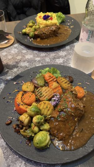 Vegane Rouladen mit Ofengemüse oder Kartoffelsalat und mariniertem Rosenkohl   at V-Bandits in Ludwigsburg