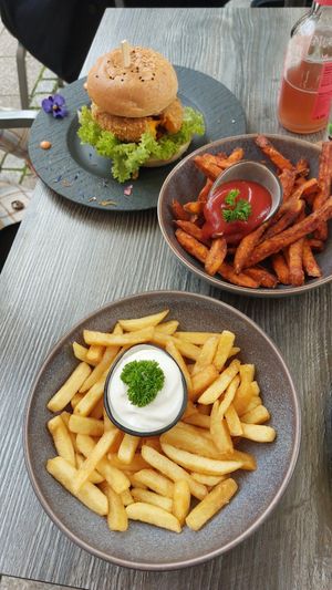 Pommes und Süßkartoffelfritten zum Burger at V-Bandits in Ludwigsburg