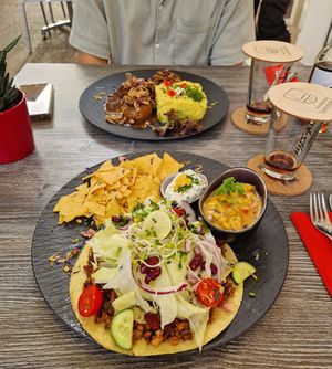 Mexican Shredded Tofu und Vleischküchle mit Kartoffelsalat at V-Bandits in Ludwigsburg