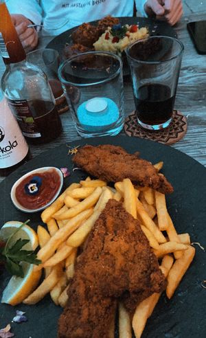 Vleischküchle mit Kartoffelsalat und Schnizzl „Viener“ Art mit Pommes   at V-Bandits in Ludwigsburg