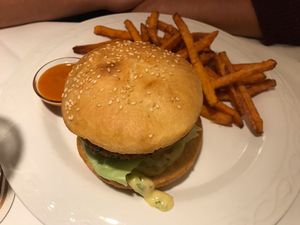 Süßkartoffel-Burger mit Süßkartoffelpommes und hausgemachtem Dip at V-Bandits in Ludwigsburg