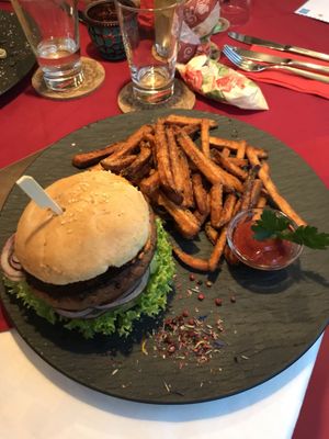 XL- Mountain Burger with Sweetpotatoe Fries at V-Bandits in Ludwigsburg