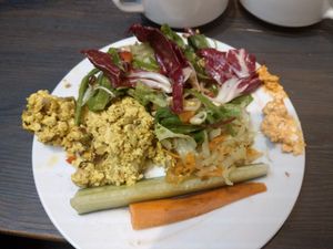 Scrambled tofu and salad at V-Bandits in Ludwigsburg