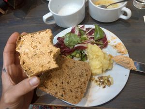 Salad and bombastic garlic/pepper spread at V-Bandits in Ludwigsburg