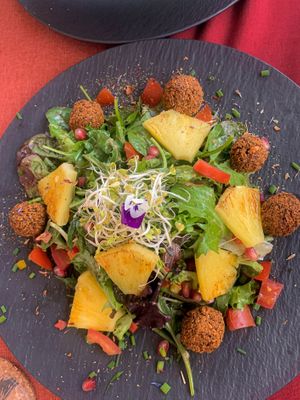 Sommerlicher Wildkräutersalat mit Falafel at V-Bandits in Ludwigsburg