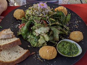 Frittierte Mozzarella-Bällchen mit Salat  at V-Bandits in Ludwigsburg