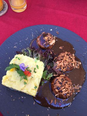 Vleischküchlein mit Kartoffelsalat und Zwiebelsauce at V-Bandits in Ludwigsburg