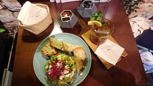 Iced tea and boss breakfast (not vegan, only vegetarian) at La Fabrica in Girona