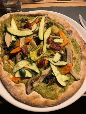 Pizza ortolana vegana su crema di patate e zucchine  at A-mare in Viareggio