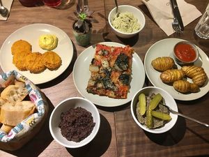 Assortiments de tapas at Lotus & Cactus in Paris