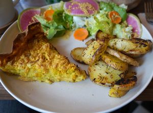 Quiche with baked potatoes at Lotus & Cactus in Paris