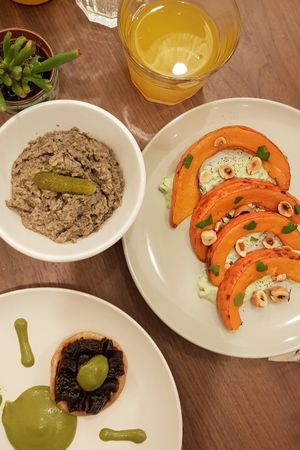 Tatin de betteraves et crème d'epinards, butternut rôties aux noisettes grillées et crème de persil, terrine de lentilles et champignons at Lotus & Cactus in Paris