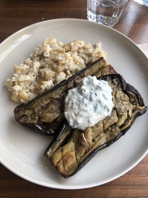 Aubergine rôties sauce au yaourt  at Lotus & Cactus in Paris