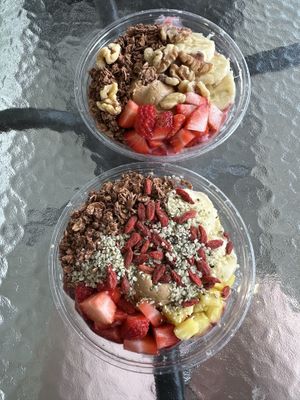 Banana split with peanut butter on top / Asana açaí with bananas instead of cacao nibs on the bottom  at Bare Blends in Albany