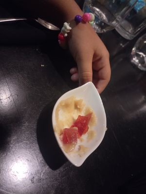Esa es la mano de mi hija de 5 años y eso es una cucharada de puré de frutas at Laska in Lyon