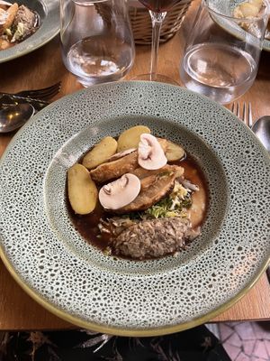 Céleri rôti, sauce au porto, champignons, tombée de chou frisé 💚  at Laska in Lyon