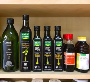 Tenemos un amplio surtido de aceites para cocinar.  at Ideya Verde in Zaragoza