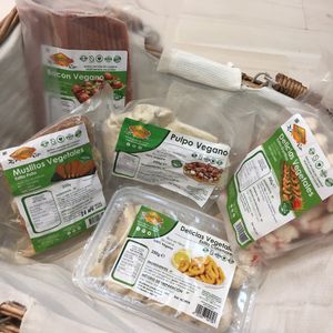 Bacon, calamares, gambas, muslitos de pollo, pulpo... todo vegano, de Nutriveg. at Ideya Verde in Zaragoza