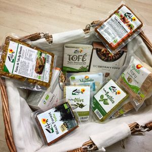 Amplio surtido de tofus. at Ideya Verde in Zaragoza